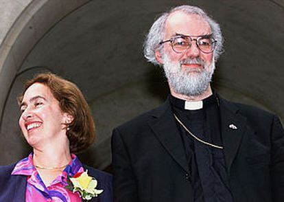 Rowan Williams, junto a su esposa, en Londres, tras ser nombrado arzobispo de Canterbury.