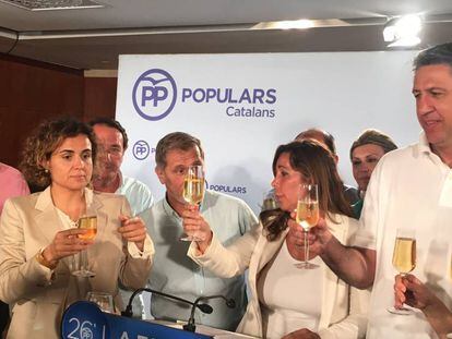Membres del PP català brinden després de conèixer els resultats.