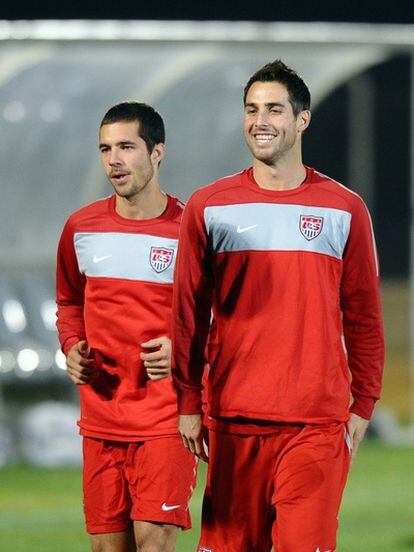 Benny Feilhaber (izquierda) entrena junto a su compañero de selección, el capitán, Carlos Bocanegra