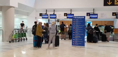 Viajeros en el mostrador de facturación de Ryanair en el aeropuerto Madrid-Barajas.
