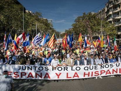 Cabecera de la manifestación por el día de la Fiesta Nacional, este martes en Barcelona.