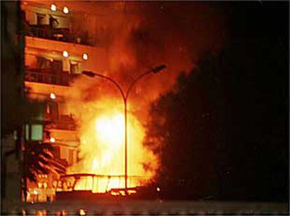 Un autobús ardiendo tras la explosión de un coche bomba, anoche, en Roses.