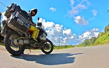 Miquel Silvestre, en la isla de Borneo, sobre la moto con la que recorre el mundo.