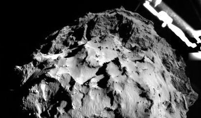 Fotografia del cometa 67P/Txuriumov-Gerasimenko feta per la sonda 'Philae' durant el seu descens.