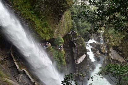 Vista de la cascada Pailón del Diablo, cerca de la ciudad de Baños, en la provincia de Tungurahua (Ecuador).