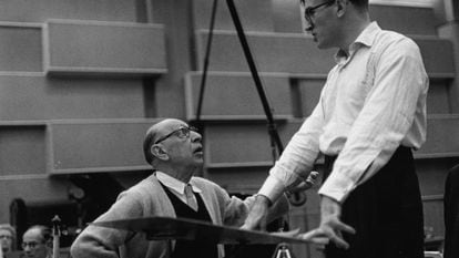 Igor Stravinski y Robert Craft, en el estudio de la BBC en Londres, en 1958.