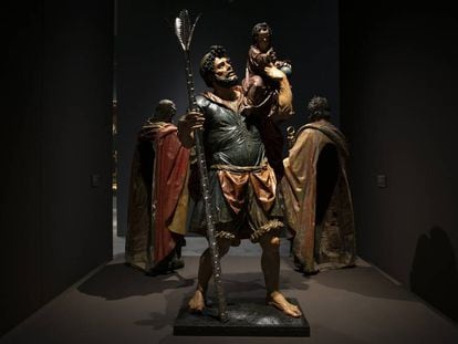 'San Cristóbal con el niño', una de las esculturas de la exposición del Museo de Bellas Artes de Sevilla dedicada al escultor Juan Martínez Montañés.