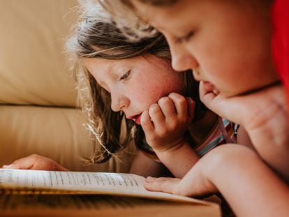 El aprendizaje de la lectura es un proceso lento que comienza desde el momento en el que se empieza a contar cuentos a los niños.