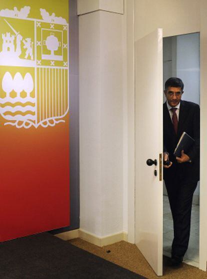 El 'lehendakari' Patxi López llega a la conferencia de prensa en la que ha anunciado el adelanto electoral.