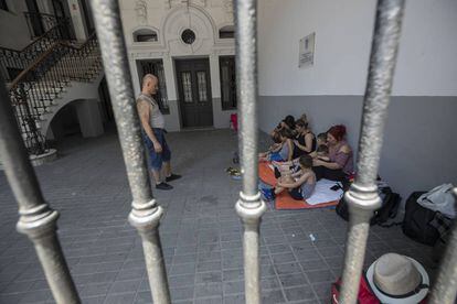 Varias familias encerradas en la sede de Samur Social, en la Carrera de San Francisco.