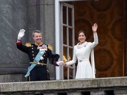 Federico X y la reina Mary de Dinamarca saludan en el balcón del palacio de Christiansborg-