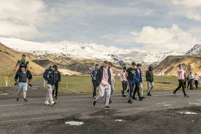 Un grupo de adolescentes británicos cruza la carretera justo en el punto desde donde se ve el famoso volcán Eyjafjallajökull, que erupcionó en 2010 y supuso el inicio de una oleada de turismo en Islandia.