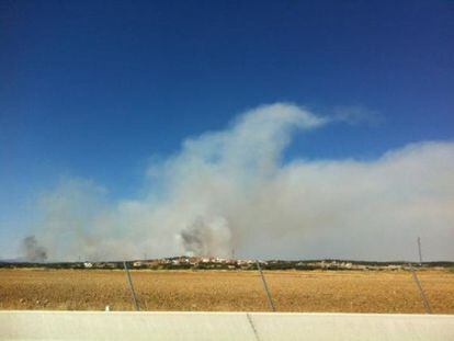 Columna de humo del incendio en El Vell&oacute;n, ayer. 
