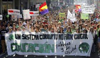 Multitud de estudiantes, durante una manifestación contra los recortes y la reforma educativa. EFE/Archivo