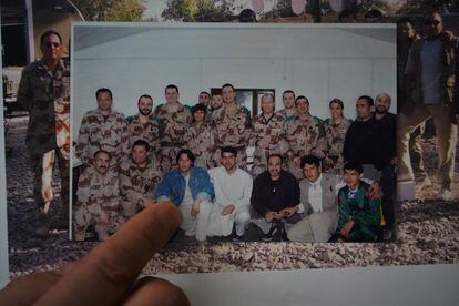 Zarin señala una foto en la que aparece con militares españoles en la base afgana de Qala-i-Naw.