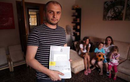 Carlos Villaseca, junto a su familia en su vivienda de Aranjuez (Madrid).