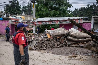 Voluntarios y personal de protección civil limpian viviendas inundadas en Atizapán.