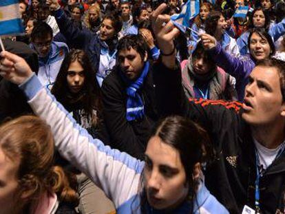 Seguidores argentinos del papa en la catedral de R&iacute;o.