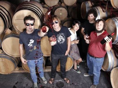 El grupo Tri&aacute;ngulo de Amor Bizarro acompa&ntilde;ado por Nacho Vegas en 2011.