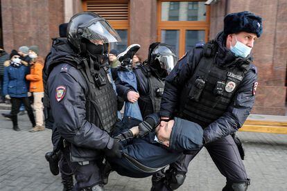 Unos policías rusos detenían a un manifestante, el 6 de marzo en Moscú.
