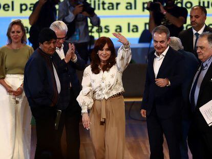 Cristina Kirchner salida a sus seguidores acompañada por los expresidentes de Bolivia, Evo Morales, y de España, José Luis Rodríguez Zapatero, en el cierre de una reunión del Grupo de Puebla en Buenos Aires.