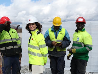 La presidenta de Madrid, Isabel Díaz Ayuso, durante su visita a las obras de una de las promociones del Plan Vive del Gobierno regional en San Sebastián de los Reyes, el 9 de marzo de 2023.