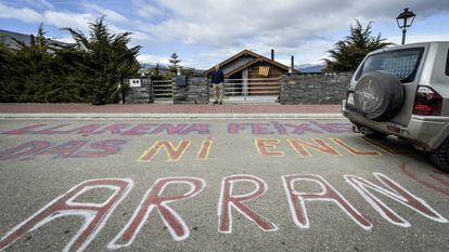 Pintadas contra el juez Llarena, cerca de la vivienda que tiene el magistrado en el municipio de Das.