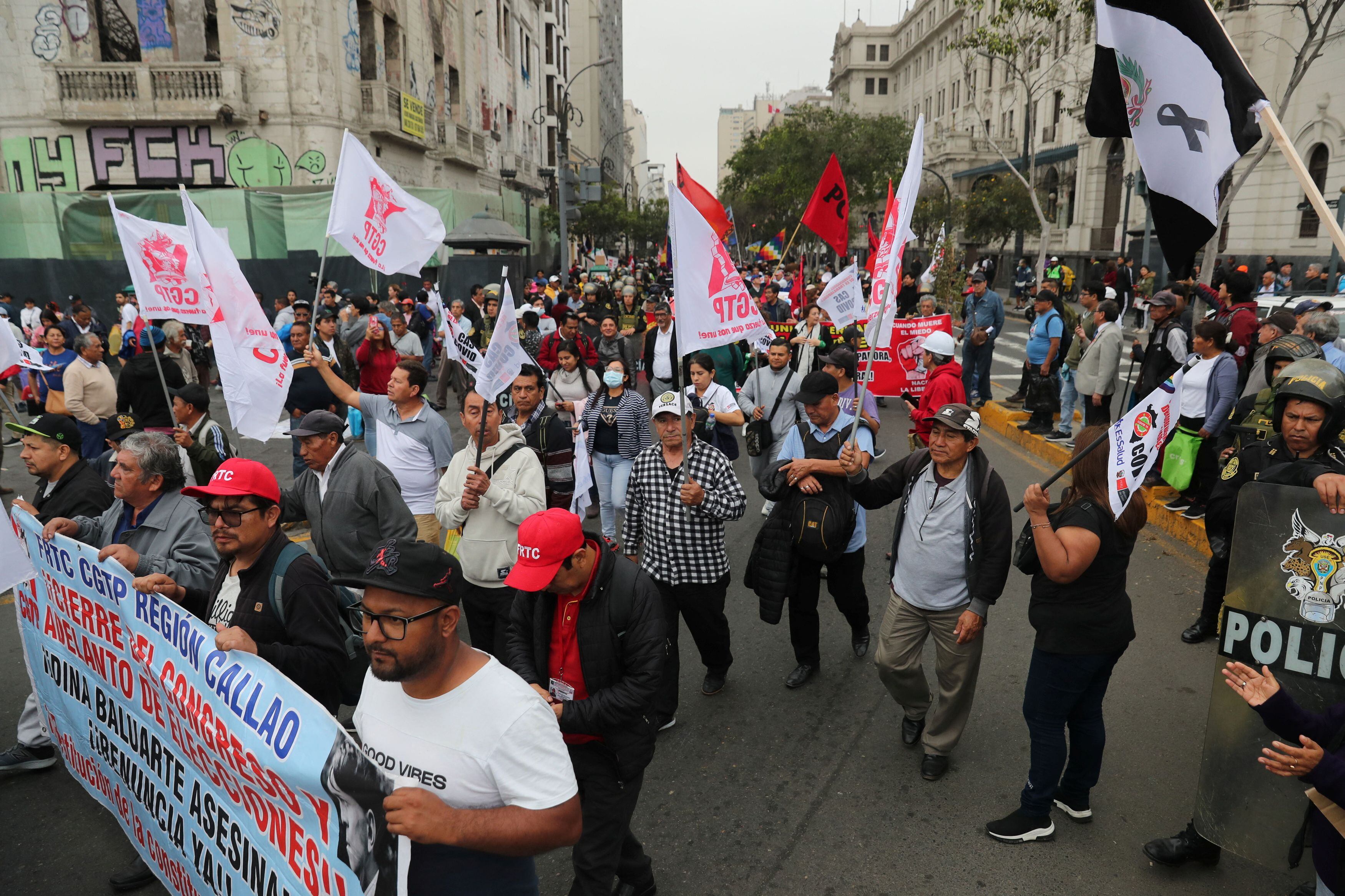 La protesta contra Dina Boluarte recorre las calles del centro de Lima, este jueves.