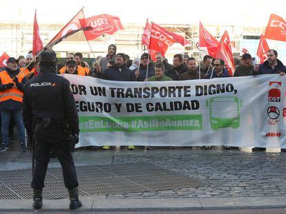 Trabajadores de Avanza Interurbanos se concentran en la Puerta del Sol de Madrid.