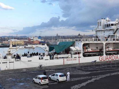 El barco militar italiano 'Diciotti' con 177 inmigrantes sigue en Catania a la espera de desembarcar.