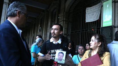 Mario Vergara (al centro) en el portal del Palacio de Gobierno de Morelos, en noviembre de 2015.