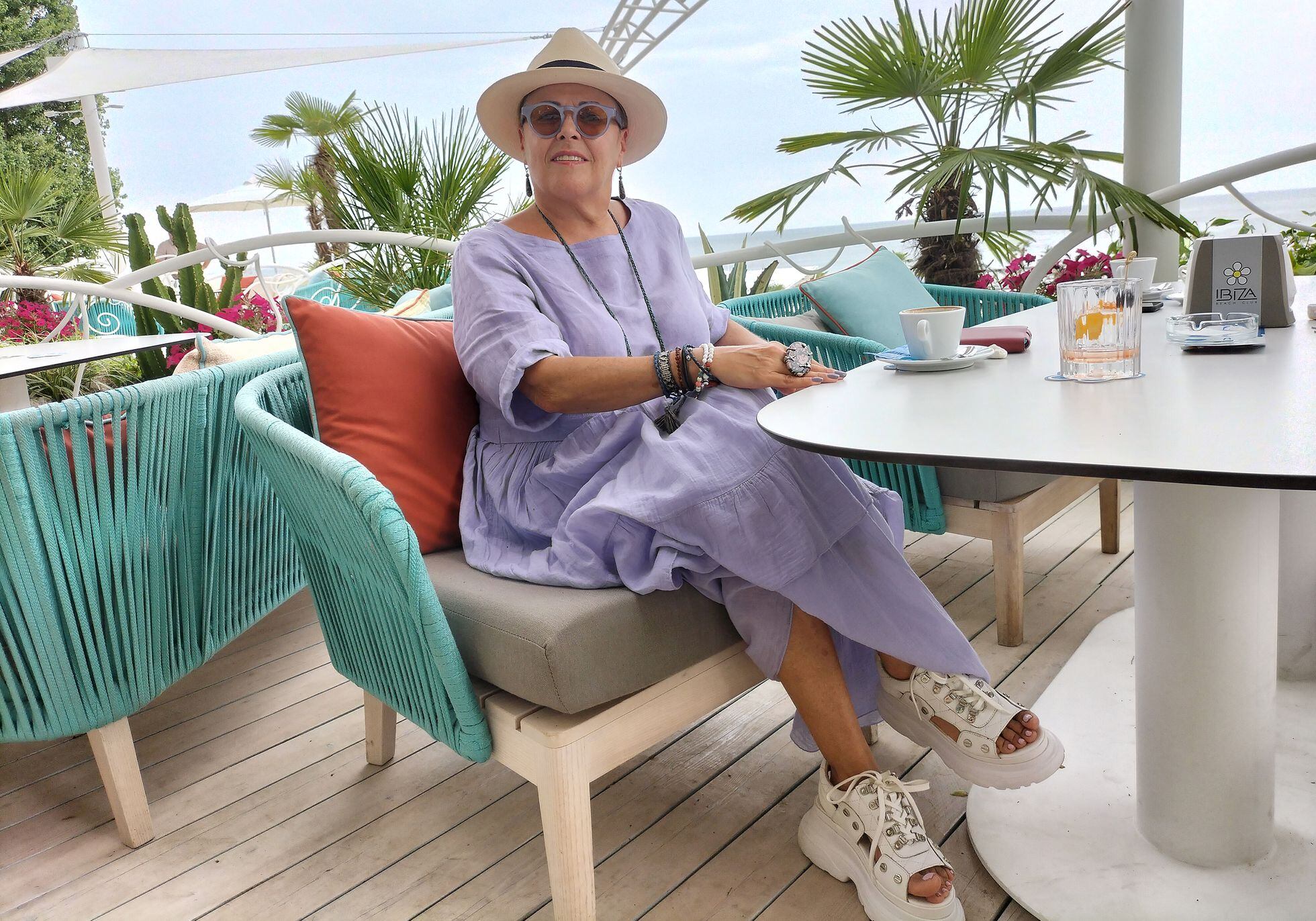 Irina Medushevskaya, cronista de Odesa, este lunes en el Ibiza Beach Club de la ciudad ucrania. 