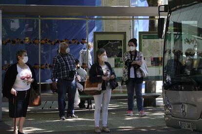 Usuarios con mascarilla esperan en una parada de autobús de Vitoria (Álava). En metros, autobuses, cercanías, taxis y VTC ya era obligatorio llevar mascarilla, una orden que está vigente desde el 4 de mayo.