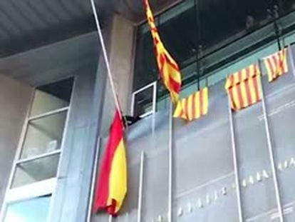 Los CDR retiran la bandera de España y cuelgan la ‘estelada’ en la Delegación del Govern de Girona
