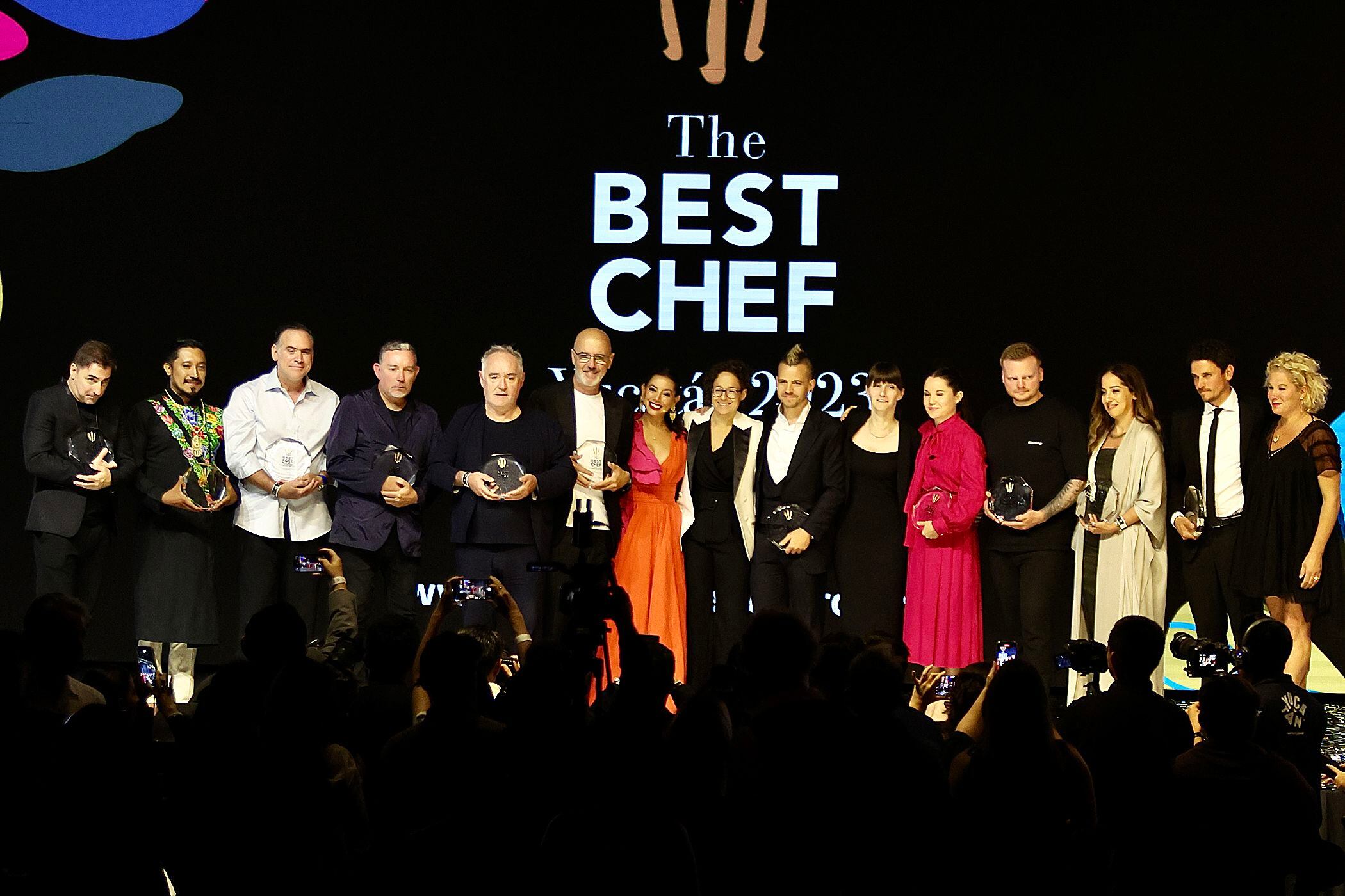 Dabiz Muñoz, rodeado de varios de los chefs premiados, entre los que se encuentran los hermanos Adrià, en la gala The Best Chefs Awards, celebrada en el Estado mexicano de Yucatán.