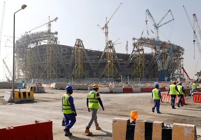 Trabajadores durante la construcción del estadio Lusail, donde se celebrará la final del Mundial.
