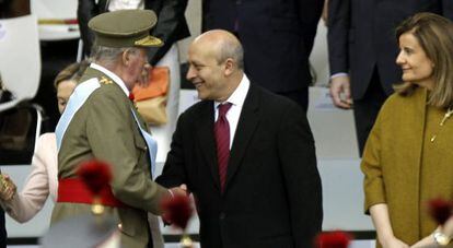 El rey Juan Carlos saluda al ministro de Educación, José Ignacio Wert, en la Fiesta Nacional.