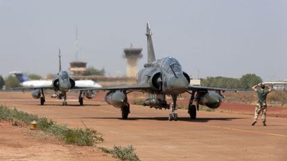 Dos cazas Mirage franceses, en el aeropuerto de Bamako.