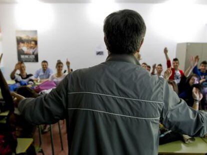 Un profesor de Religi&oacute;n imparte una clase en un instituto. 