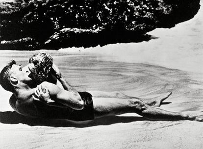 Secuencia del beso en la playa de Halona Cove entre Deborah Kerr y Burt Lancaster en 'De aquí a la eternidad'