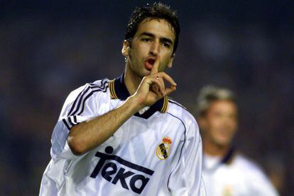 En el clásico de Liga de 1999 disputado en Barcelona, Raúl enmudeció al Camp Nou: marcó el empate a dos en el minuto 86 y mandó callar al público en un gesto que pasó al álbum de la Liga.