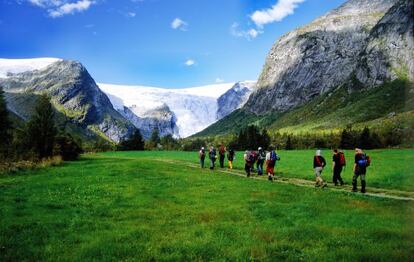 Un grupo de excursionistas en camino al glaciar de Jostedal (al fondo).