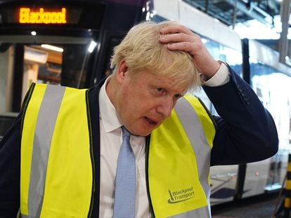 Boris Johnson este jueves en una visita a un depósito de transporte en Blackpool, en el noroeste de Inglaterra.