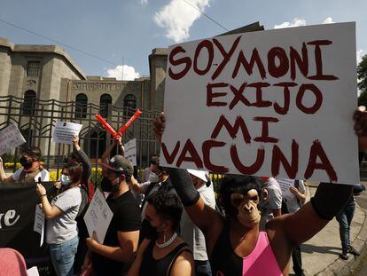 Un grupo de personas se manifiestan para exigir vacunas contra la viruela símica en Ciudad de México.