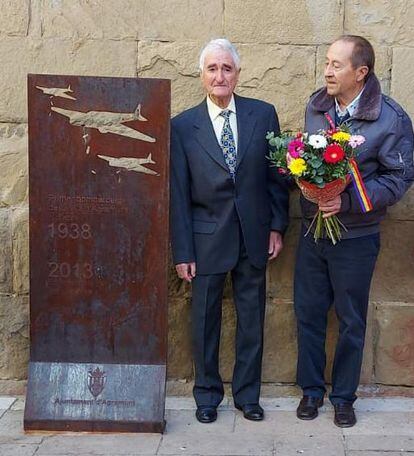 Los hijos de los aviadores Mariano Brufau (izquierda) y Jaume Mata, durante el homenaje al padre del primero.