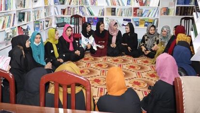 Un grupo de afganas, en uno de los talleres de la biblioteca Zan, en Kabul.