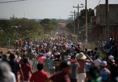 Opositores y afines al Gobierno de Evo Morales miden fuerzas a las afueras de la ciudad de Santa Cruz.