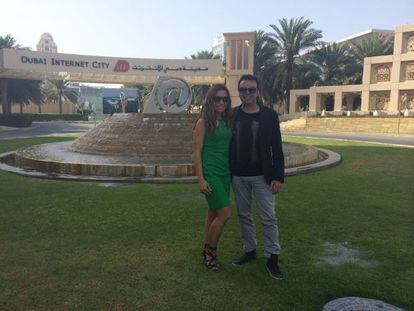 El padre de la moneda virtual 'unete', José Manuel Ramírez Marco, con su pareja, Pilar Otero, en Dubai