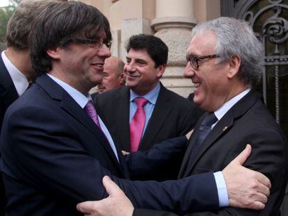 Carles Puigdemont saluda el president de la Diputació de Tarragona, Josep Poblet.