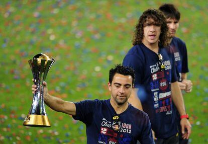 Xavi Hernandez, con el trofeo de campeón de la copa de campeón de clubes.